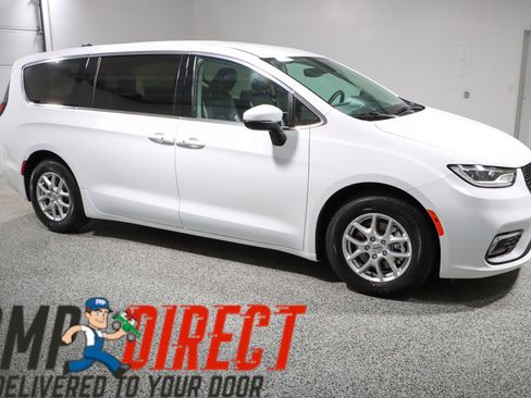 Used 2023 Chrysler Pacifica Touring-L FWD image 6
