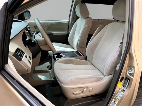 Used 2012 Toyota Sienna LE w/ Towing Pkg FWD image 8