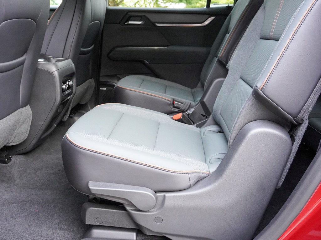 Used 2025 GMC Acadia AT4 w/ Luxury Package AWD/4WD image 38