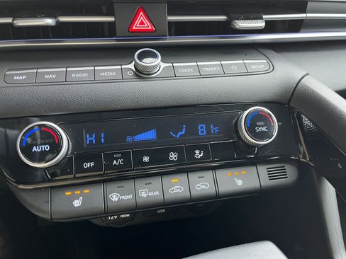 Used 2025 Hyundai Elantra SEL image 24