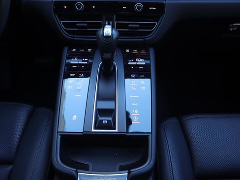 Used 2024 Porsche Macan image 35