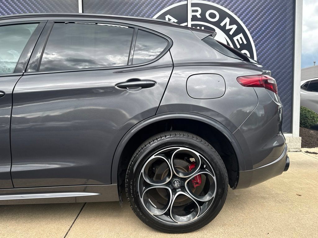 Used 2023 Alfa Romeo Stelvio Veloce AWD/4WD image 14