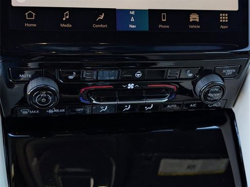 Used 2023 Jeep Grand Cherokee Limited image 20