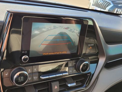Used 2024 Toyota Highlander XLE image 29