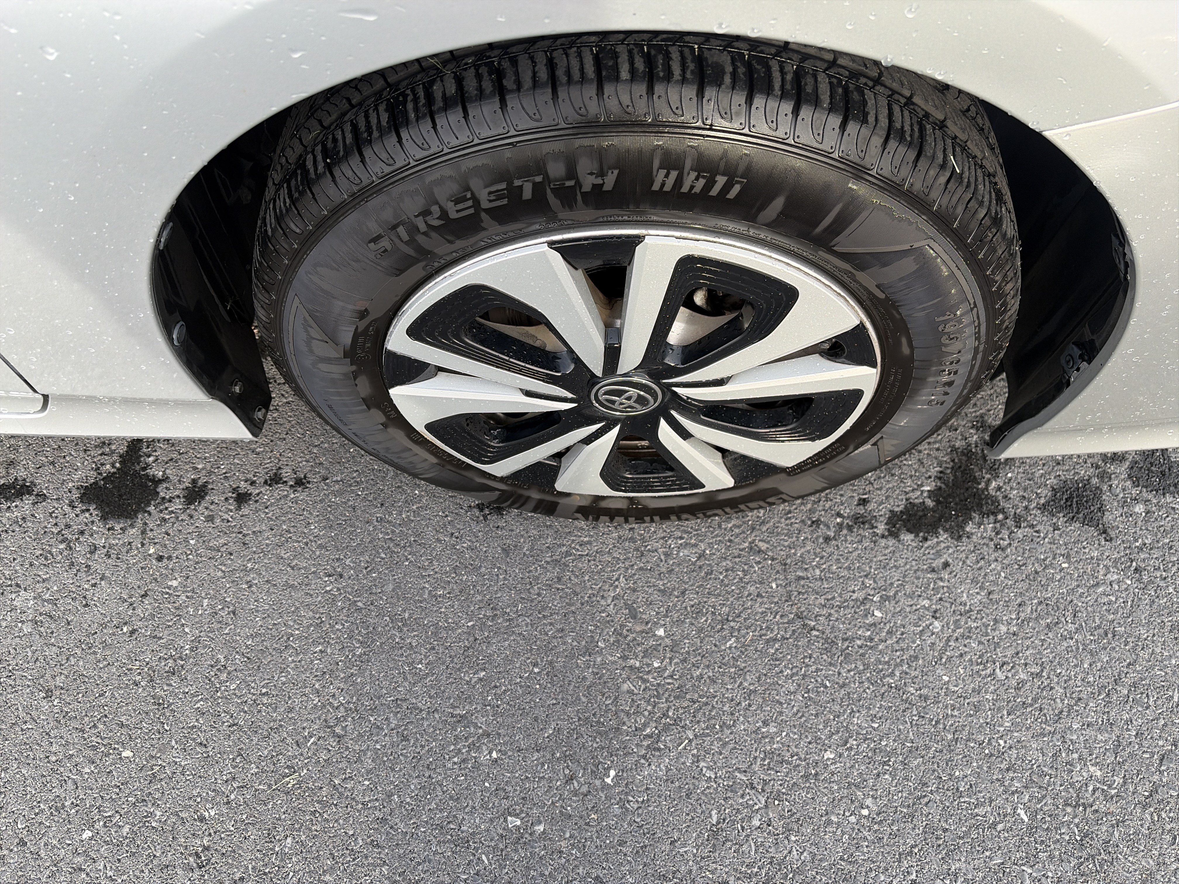 Used 2019 Toyota Prius Prime Premium FWD image 11
