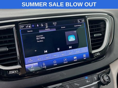 Used 2023 Chrysler Pacifica Touring-L FWD image 13