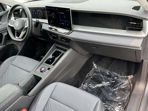 Certified 2025 Volkswagen Tiguan SE AWD/4WD image 12