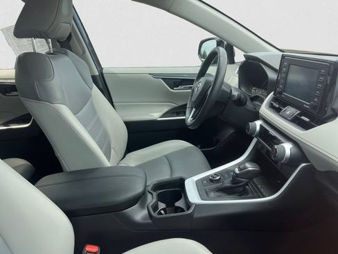 Used 2021 Toyota RAV4 XLE Premium image 14