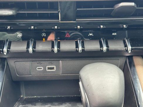 Used 2024 GMC Canyon Denali image 25