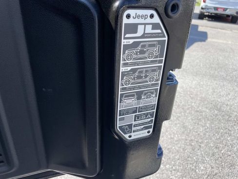 Used 2022 Jeep Wrangler Unlimited Sahara w/ Safety Group AWD/4WD image 19