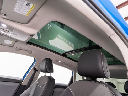 Used 2023 Volkswagen Taos SE w/ Panoramic Sunroof Package FWD image 16