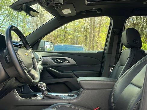 Used 2023 Chevrolet Traverse LT w/ LT Premium Package AWD/4WD image 12