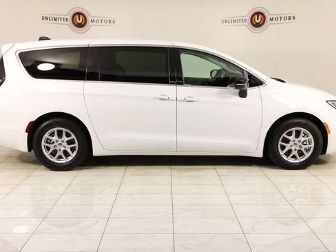 Used 2024 Chrysler Pacifica Touring-L FWD image 2