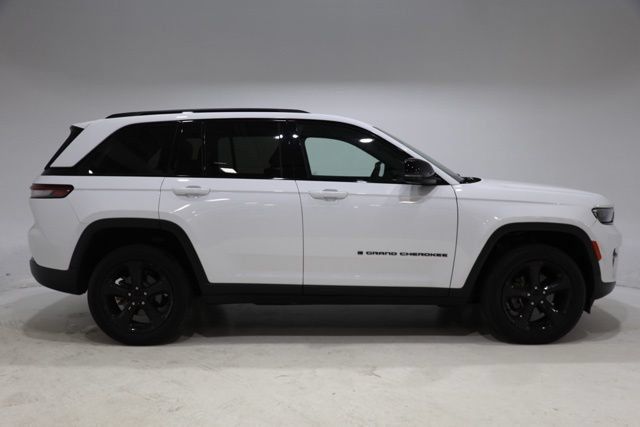 Used 2023 Jeep Grand Cherokee Altitude AWD/4WD image 8
