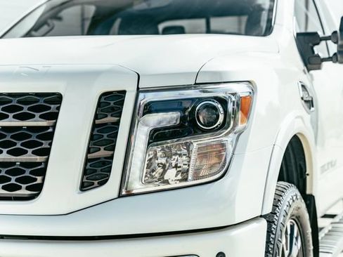 Used 2018 Nissan Titan PRO-4X w/ Pro-4x Convenience Package AWD/4WD image 49