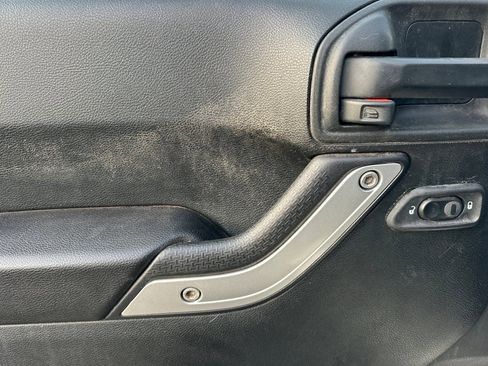 Used 2018 Jeep Wrangler Unlimited Sahara w/ Connectivity Group image 10