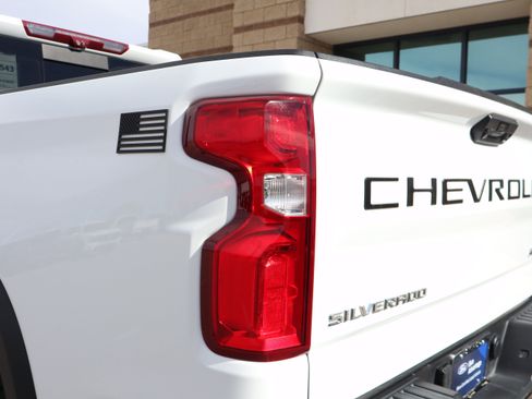 Used 2023 Chevrolet Silverado 1500 ZR2 w/ Technology Package image 18