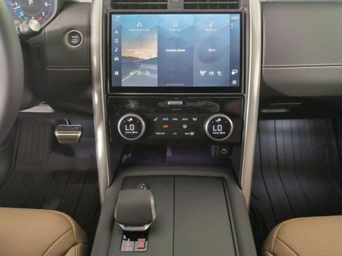 Certified 2025 Land Rover Discovery Dynamic SE image 22