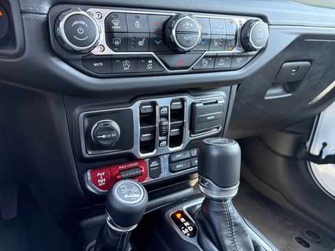 Used 2025 Jeep Gladiator Mojave AWD/4WD image 23
