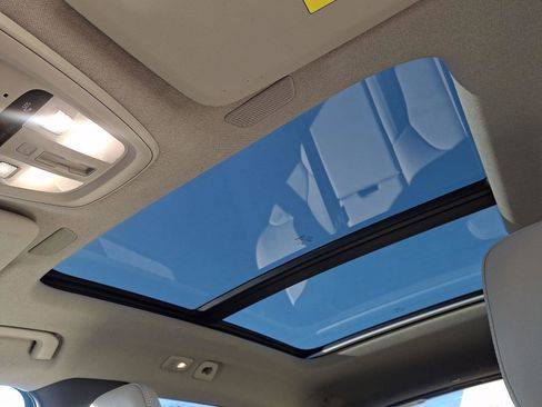 Certified 2024 Volvo XC40 B5 Plus w/ Protection Package Premier image 15