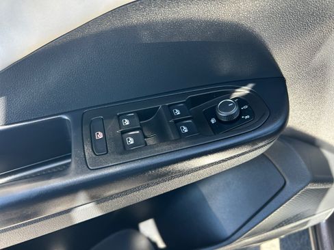 Used 2025 Volkswagen Taos SE w/ Panoramic Sunroof Package FWD image 13