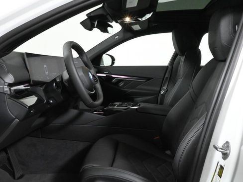 Used 2025 BMW i5 xDrive40 w/ Premium Package image 3