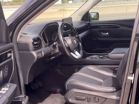 Certified 2025 Honda Pilot Touring image 3