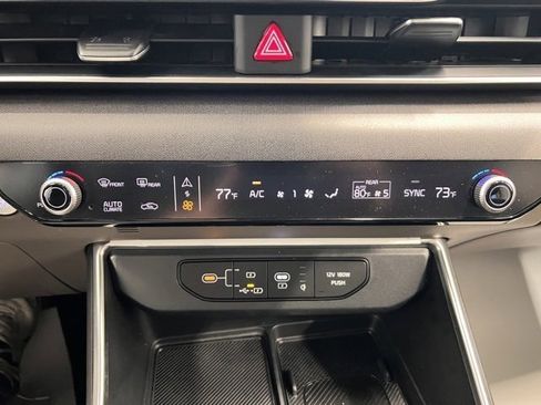 Used 2025 Kia Carnival EX image 25