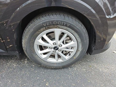 Used 2022 Kia Carnival LX image 10