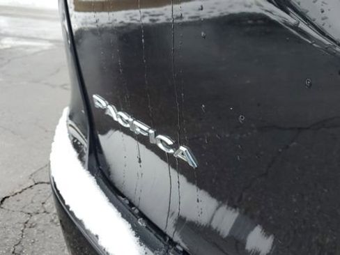 Certified 2024 Chrysler Pacifica Touring-L image 31