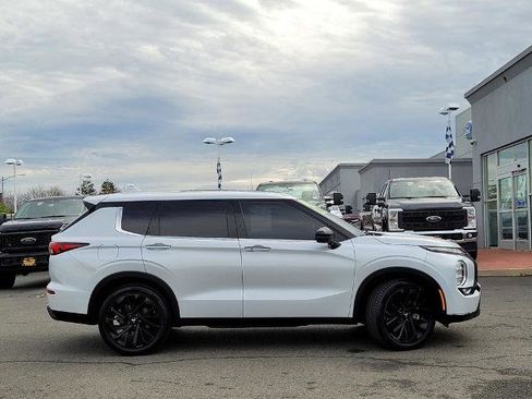 Used 2024 Mitsubishi Outlander SE Black Edition image 3