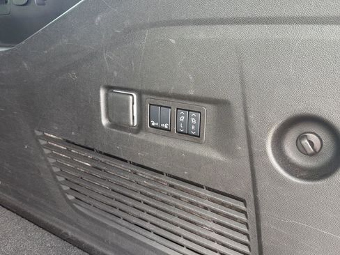 Used 2025 GMC Yukon XL Denali AWD/4WD image 9