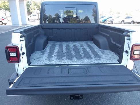 Used 2024 Jeep Gladiator Sport image 9