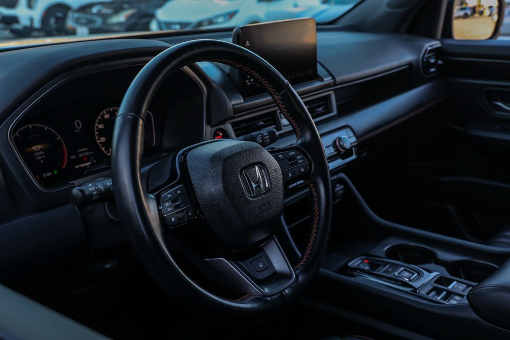 Used 2025 Honda Pilot TrailSport image 14