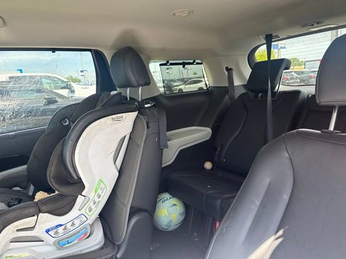 Used 2024 Kia Carnival EX FWD image 10