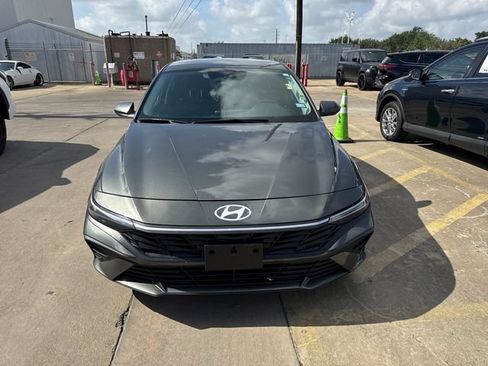 Used 2024 Hyundai Elantra SE FWD image 2