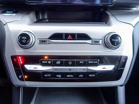 Used 2023 Ford Explorer XLT w/ Equipment Group 202A image 5