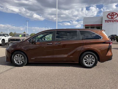 Used 2021 Toyota Sienna XLE FWD image 3