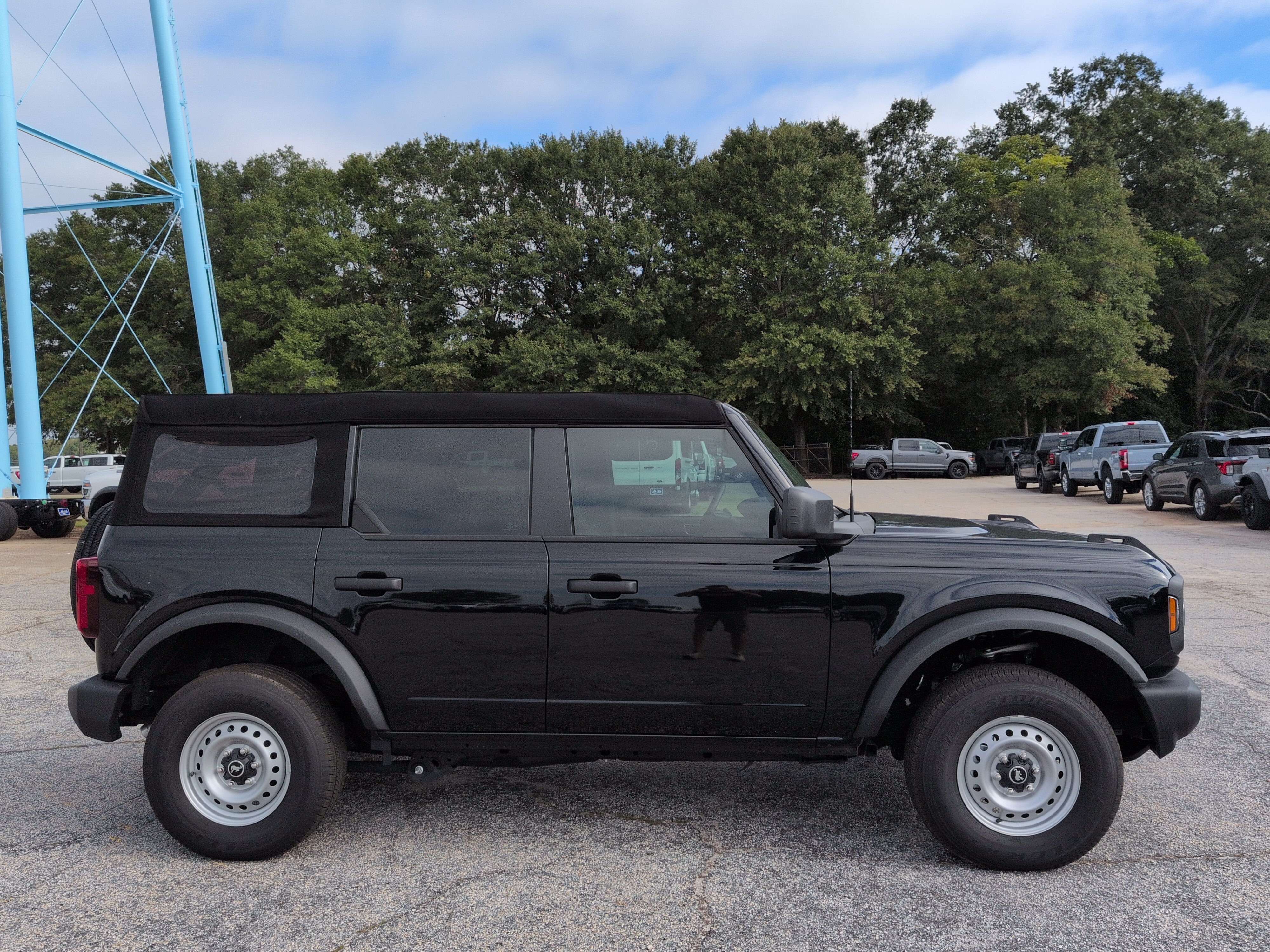 Used 2025 Ford Bronco 4-Door AWD/4WD image 2