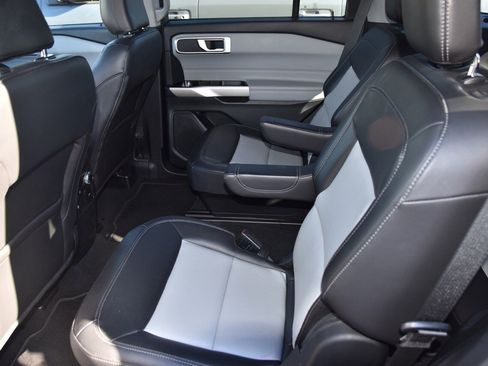 Used 2022 Ford Explorer XLT w/ Equipment Group 202A image 10
