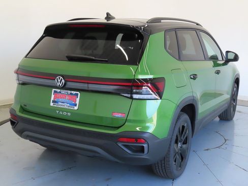 Used 2026 Volkswagen Taos SE FWD image 3