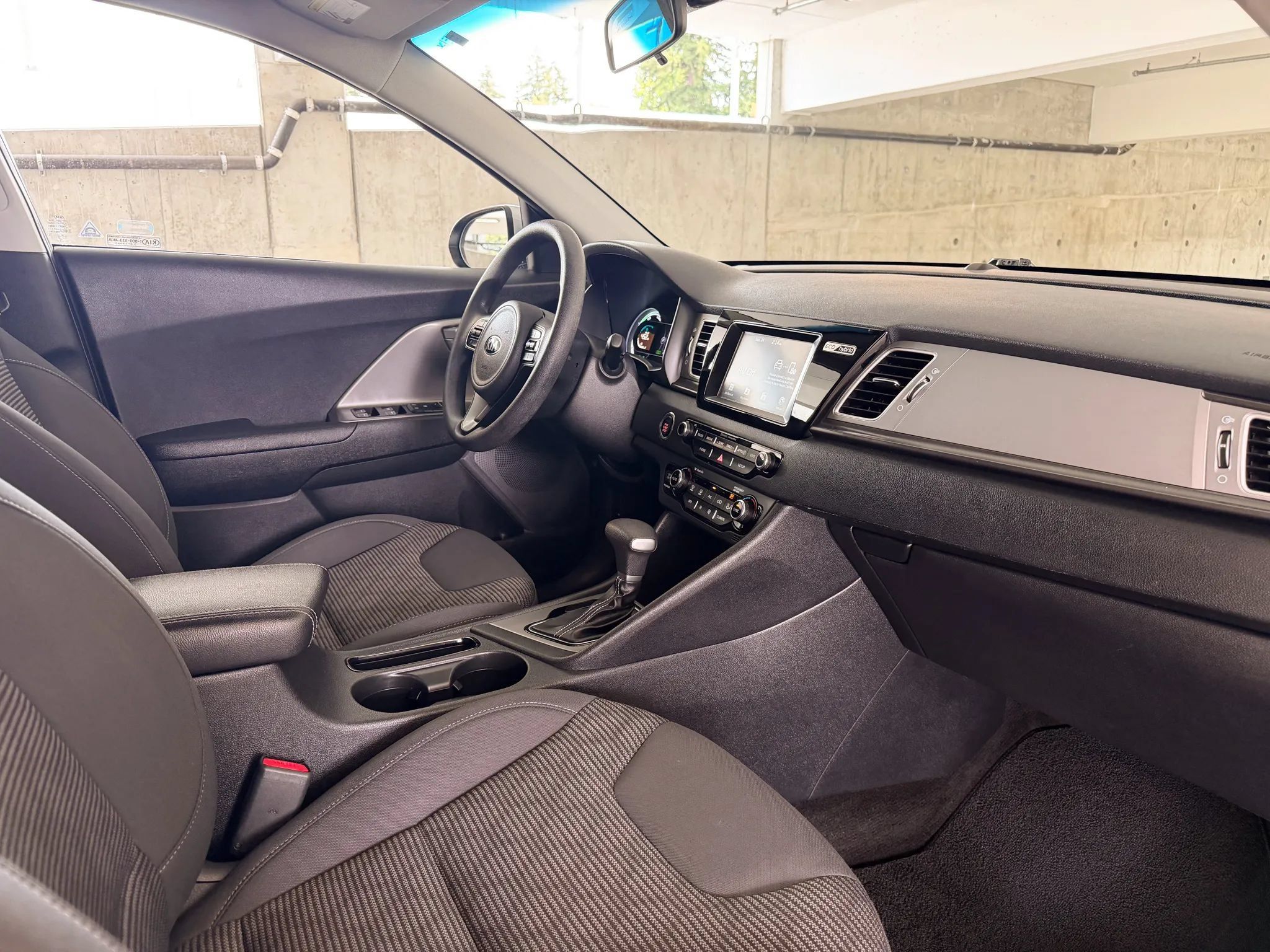 Used 2018 Kia Niro LX FWD image 23