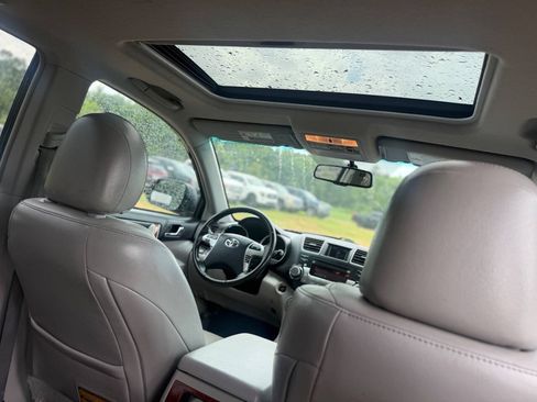 Used 2011 Toyota Highlander Limited w/ Tow Pkg FWD image 11