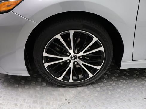 Certified 2020 Toyota Camry SE image 4