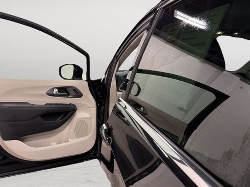 Used 2024 Chrysler Pacifica Touring-L FWD image 14