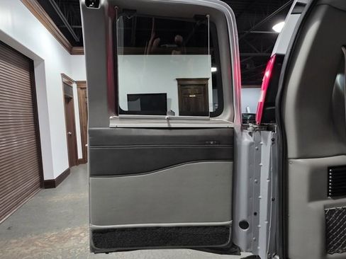 Used 2019 GMC Savana 2500 Extended w/ Enhanced Convenience Package image 28