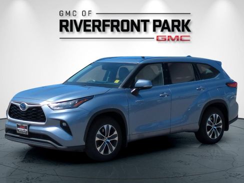 Used 2020 Toyota Highlander XLE AWD/4WD image 7