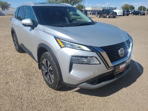 Used 2021 Nissan Rogue SV w/ Premium Package FWD image 4