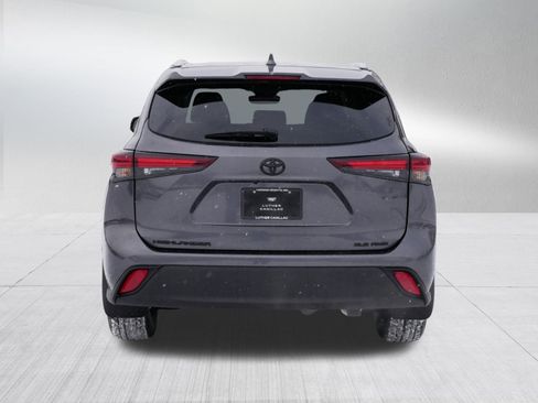 Used 2024 Toyota Highlander XLE image 6