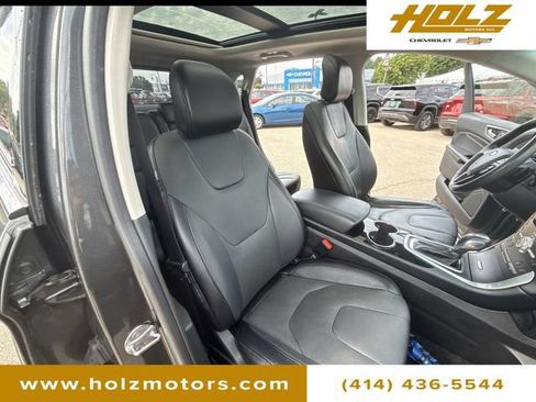 Used 2018 Ford Edge Titanium w/ Equipment Group 301A AWD/4WD image 29